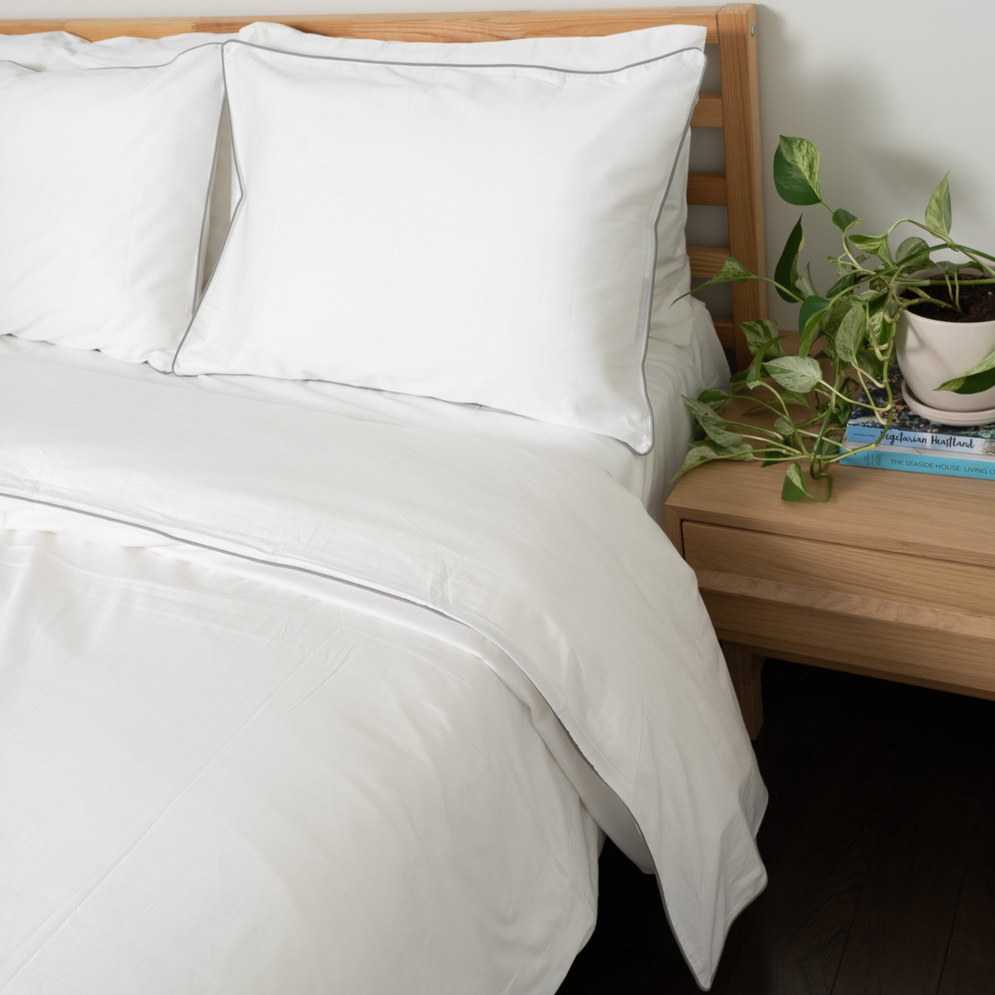 Piped Soft & Cozy Sateen Fitted Sheet Set (3-piece)